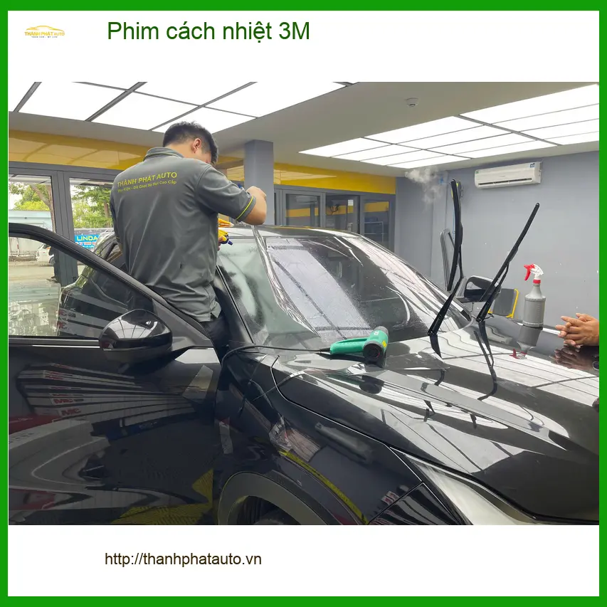 Chị Mai Anh dán phim cách nhiệt 3M cho Hyundai Accent tại Quận 1 trước đợt nắng nóng gay gắt ảnh thực tế 5
