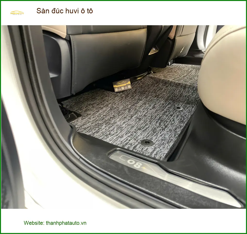 Anh Minh lắp sàn đúc huvi ô tô cho Hyundai Accent tại Quận 1 để xe luôn sạch đẹp ảnh thực tế 2