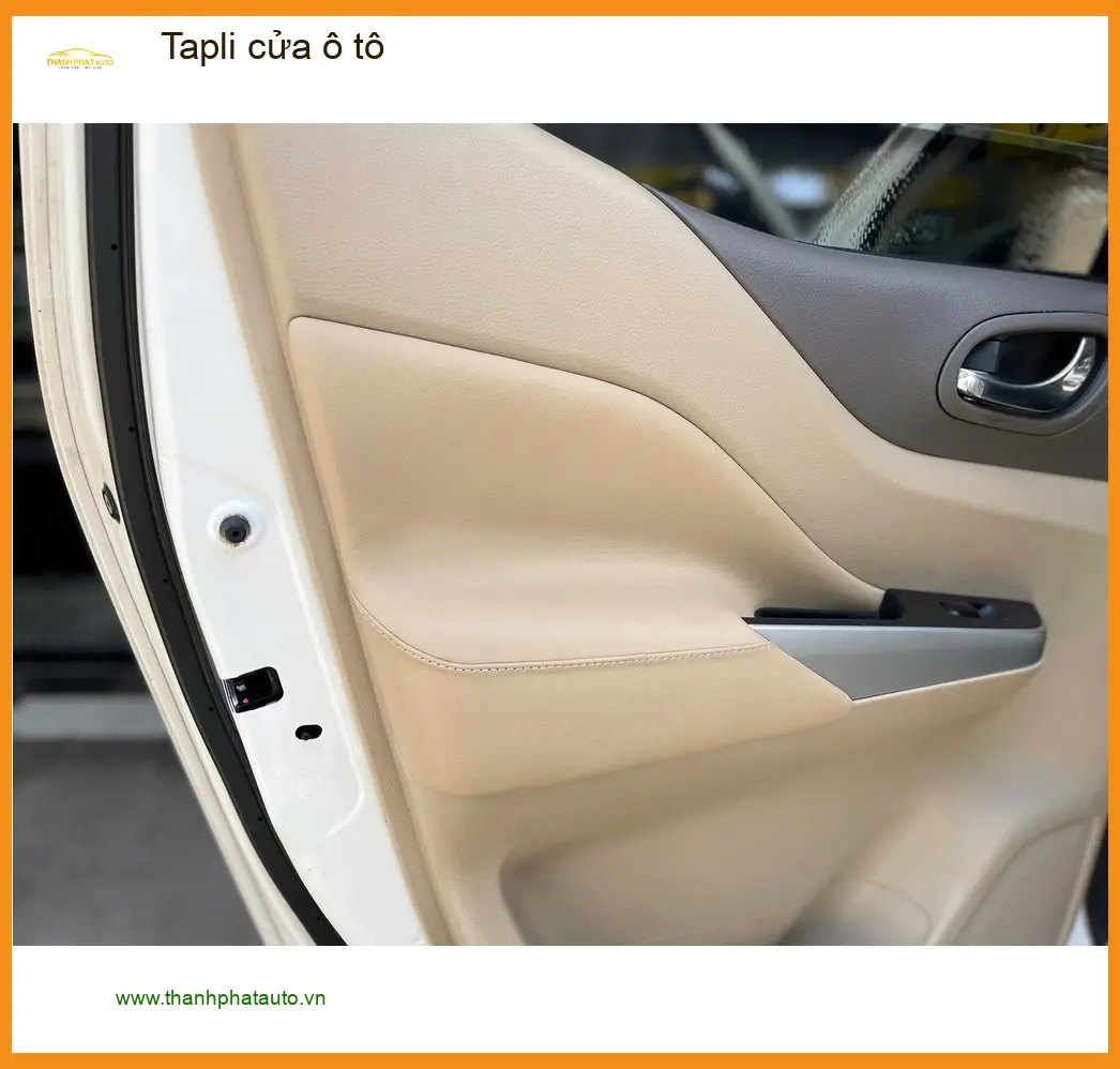 Chú Phước lắp Tapli cửa ô tô Honda Civic tại Quận Bình Thạnh vì tapli cũ đã bạc màu