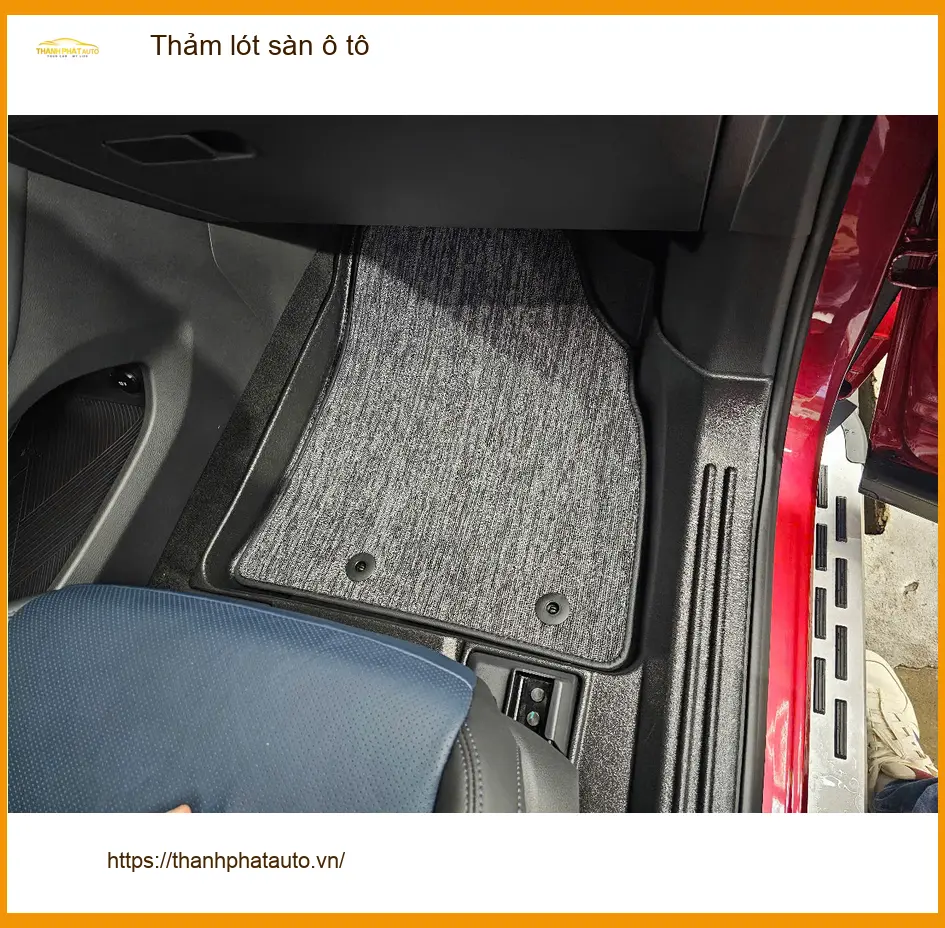 Chị Mai Anh thay thảm lót sàn ô tô Hyundai Creta tại Quận Tân Phú để nội thất luôn sạch sẽ
