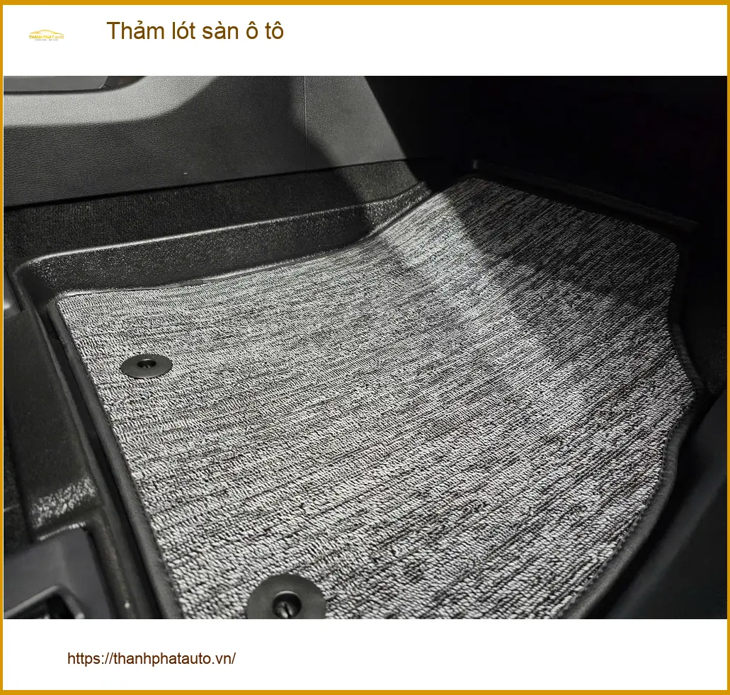 Chị Liên thay thảm lót sàn ô tô Hyundai Santa Fe tại Phú Nhuận giữ xe sạch.