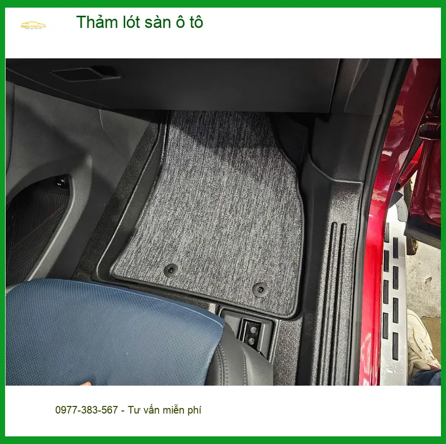 Chị Liên thay thảm lót sàn ô tô Hyundai Santa Fe tại Phú Nhuận giữ xe sạch. ảnh thực tế 2