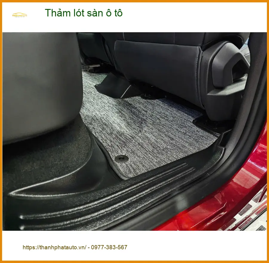 Chị Liên thay thảm lót sàn ô tô Hyundai Santa Fe tại Phú Nhuận giữ xe sạch. ảnh thực tế 3