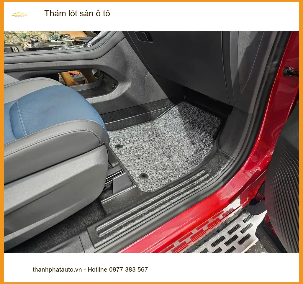 Chị Liên thay thảm lót sàn ô tô Hyundai Santa Fe tại Phú Nhuận giữ xe sạch. ảnh thực tế 4