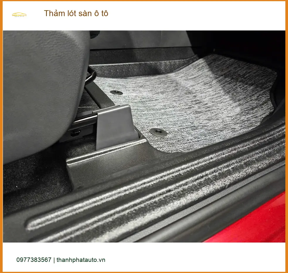 Chị Liên thay thảm lót sàn ô tô Hyundai Santa Fe tại Phú Nhuận giữ xe sạch. ảnh thực tế 5