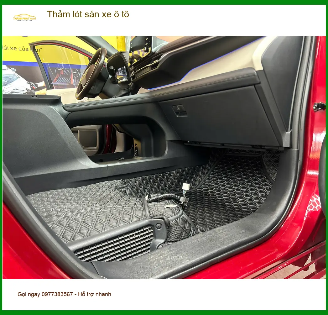 Chị Thư thay thảm lót sàn xe ô tô cho Hyundai Accent ở Quận 12 để dễ dàng vệ sinh