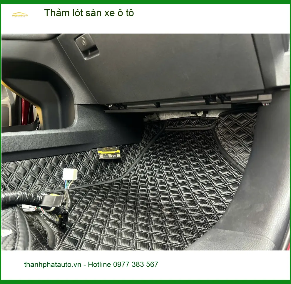 Cô Lan Anh thay thảm lót sàn xe ô tô Hyundai Accent tại Quận Phú Nhuận