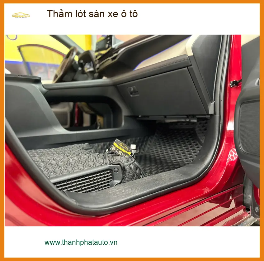 Cô Dung tìm thảm lót sàn xe ô tô Kia Carnival tại Quận 9 uy tín