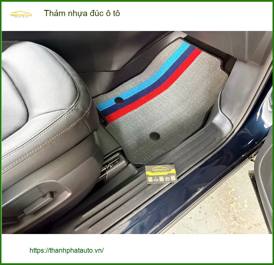 Anh Minh lắp Thảm nhựa đúc ô tô cho Ford Everest tại Quận 2 vì thảm cũ đã xuống cấp
