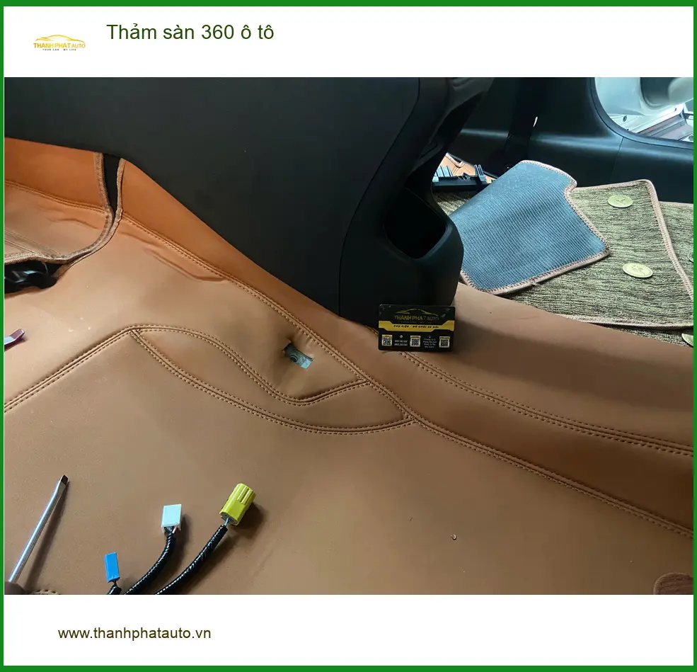 Chị Ngọc Anh thay thảm sàn 360 ô tô cho Hyundai Accent để nội thất luôn sạch đẹp tại Quận 4 ảnh thực tế 3