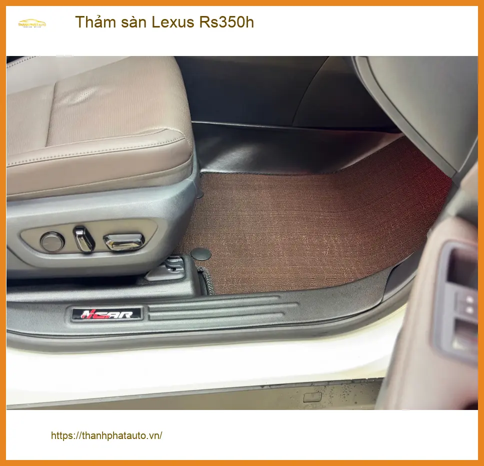 Chú Lâm thay thảm sàn Lexus Rs350h tại Quận Phú Nhuận để giữ xe luôn sạch
