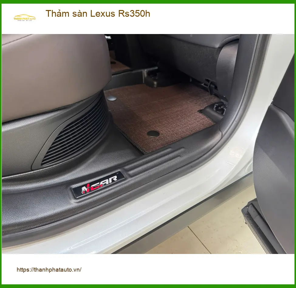 Anh Tùng thay thảm sàn Lexus Rs350h tại Quận 10 để nội thất luôn sạch đẹp