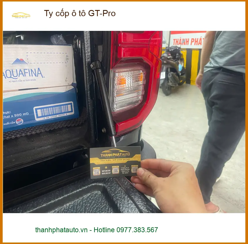 Anh Khang lắp Ty cốp ô tô GT-Pro cho Hyundai SantaFe tại Quận 2 để tiện lấy đồ ảnh thực tế 2