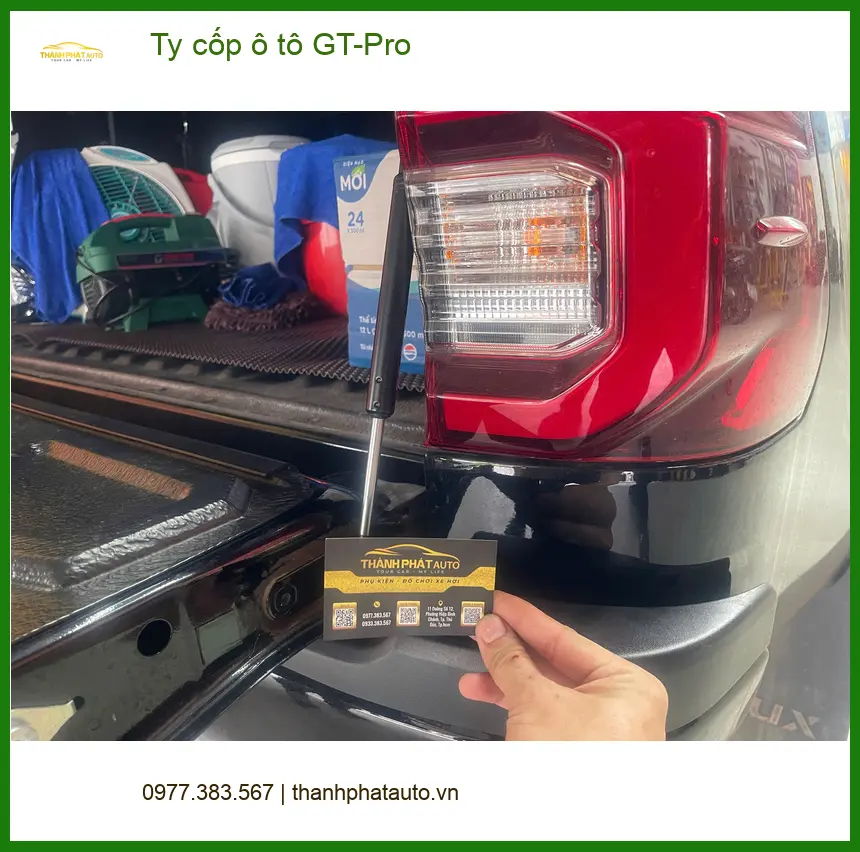Anh Khang lắp Ty cốp ô tô GT-Pro cho Hyundai SantaFe tại Quận 2 để tiện lấy đồ ảnh thực tế 3