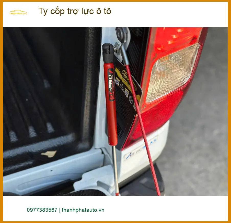 Bác Cường lắp Ty cốp trợ lực ô tô cho Toyota Camry tại Quận 7