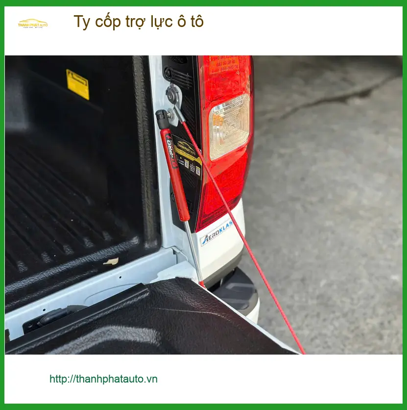 Chị Thảo lắp ty cốp trợ lực ô tô Hyundai Creta tại Hóc Môn để đóng mở cốp nhẹ