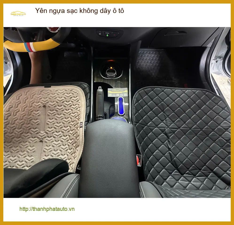 Anh Tùng lắp yên ngựa sạc không dây ô tô cho Honda Civic tại Quận 8 vì hay quên cáp sạc