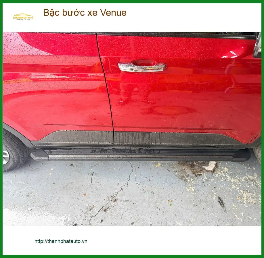 Anh Tuấn Kiệt lắp bậc bước xe Venue tại Quận 9 để tiện lên xuống cho người lớn tuổi