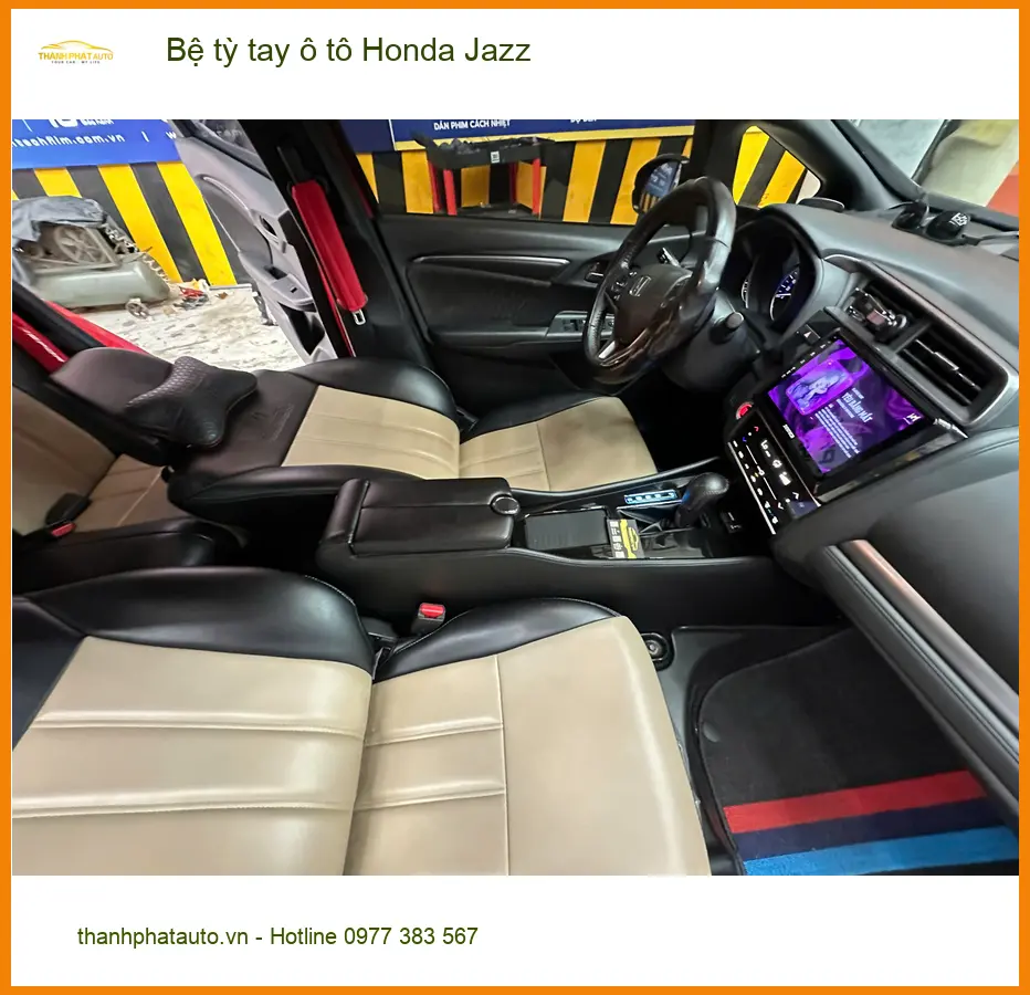 Anh Minh lắp bệ tỳ tay ô tô Honda Jazz tại Quận 12 để lái xe đỡ mỏi hơn ảnh thực tế 2