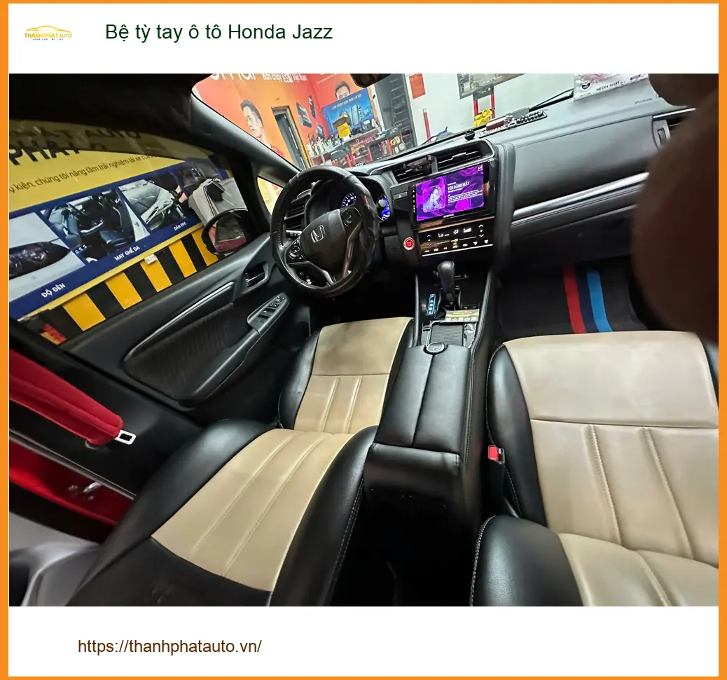 Anh Minh lắp bệ tỳ tay ô tô Honda Jazz tại Quận 12 để lái xe đỡ mỏi hơn ảnh thực tế 4