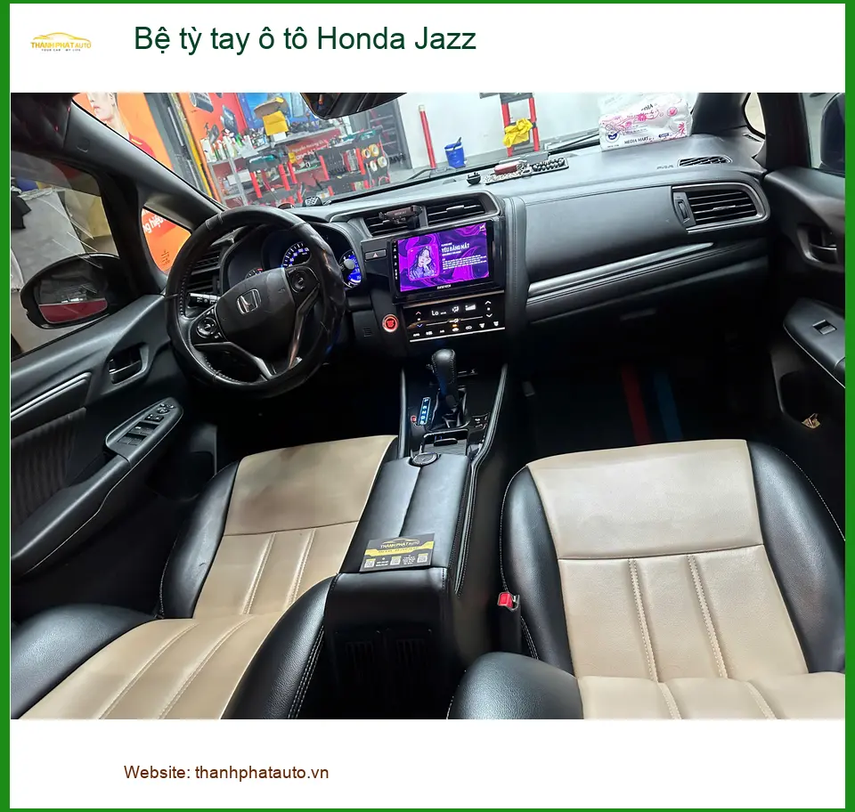 Anh Minh lắp bệ tỳ tay ô tô Honda Jazz tại Quận 12 để lái xe đỡ mỏi hơn ảnh thực tế 5
