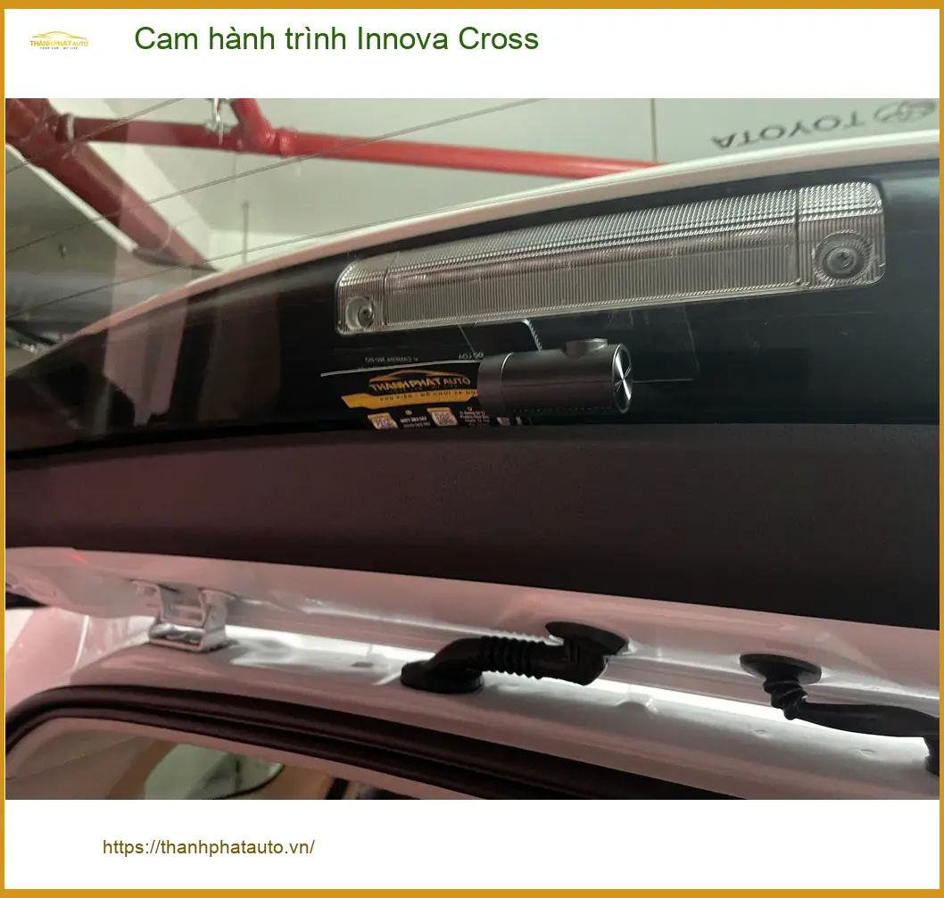 Chú Hưng lắp cam hành trình Innova Cross Quận 9 để ghi lại hành trình rõ nét