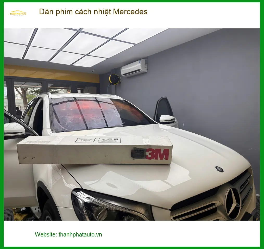 Anh Tùng dán phim cách nhiệt Mercedes E300 để chống nóng tại Quận 9