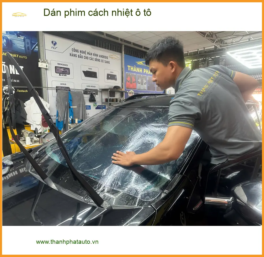 Cô Minh dán phim cách nhiệt ô tô Hyundai Accent tại Quận 12 chống nóng hiệu quả