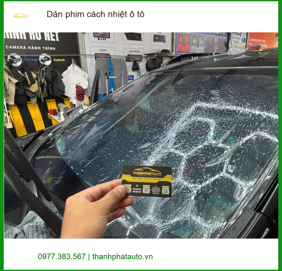 Cô Minh dán phim cách nhiệt ô tô Hyundai Accent tại Quận 12 chống nóng hiệu quả ảnh thực tế 4