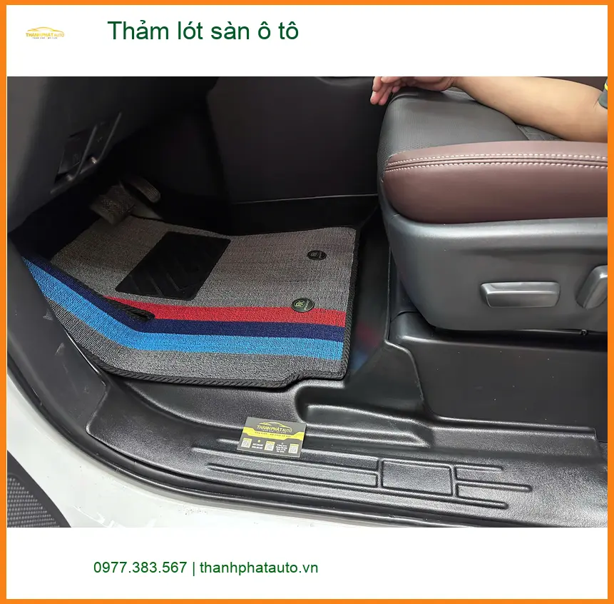 Cô Trúc thay thảm lót sàn ô tô Ford Ranger tại Quận 12 để nội thất luôn mới ảnh thực tế 3
