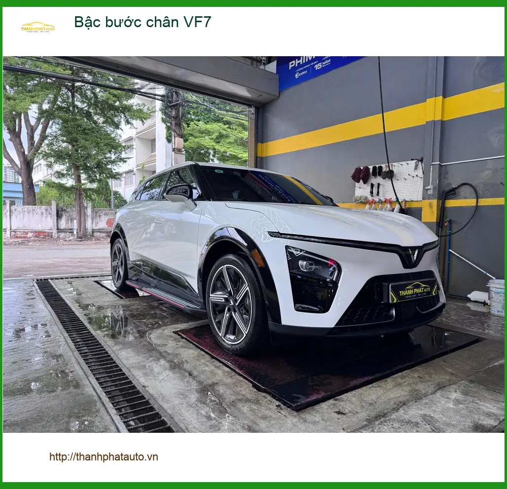 Anh Trọng lắp bậc bước chân VF7 tại Quận 9 cho xe tiện lên xuống ảnh thực tế 3