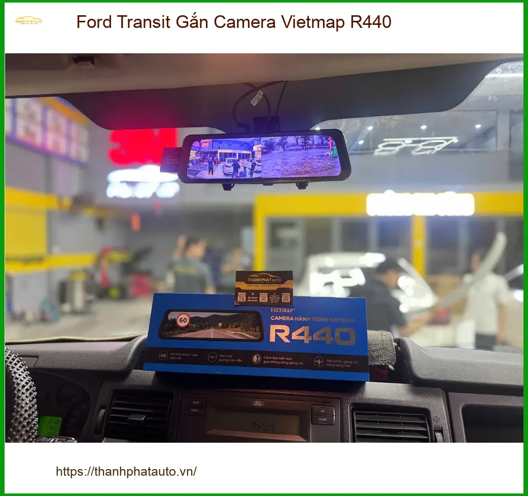 Anh Trọng gắn Camera Vietmap R440 cho Ford Transit tại Quận 9 để yên tâm di chuyển đường dài