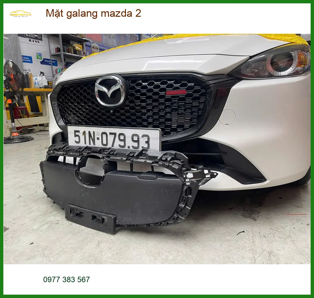 Anh Khang lắp mặt galang Mazda 2 mới tại Quận 12 vì mặt zin bị ố vàng