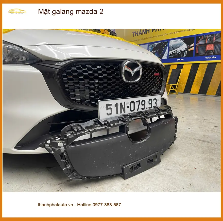 Anh Khang lắp mặt galang Mazda 2 mới tại Quận 12 vì mặt zin bị ố vàng ảnh thực tế 2