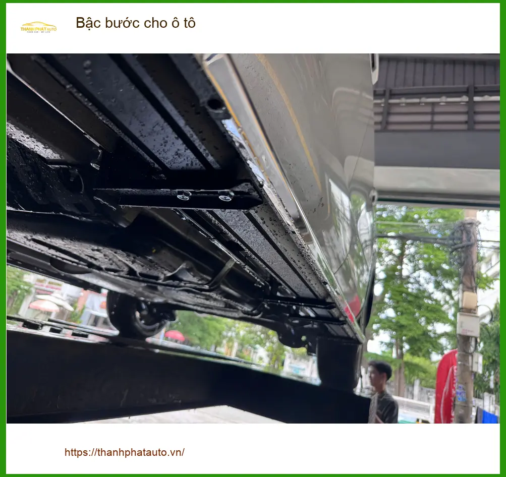 Anh Khải lắp bậc bước cho VinFast Lux SA tại Quận 3 để tiện lên xuống