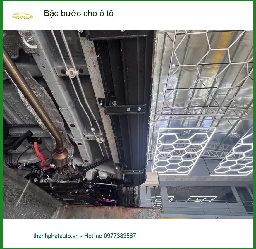 Anh Khải lắp bậc bước cho VinFast Lux SA tại Quận 3 để tiện lên xuống ảnh thực tế 3