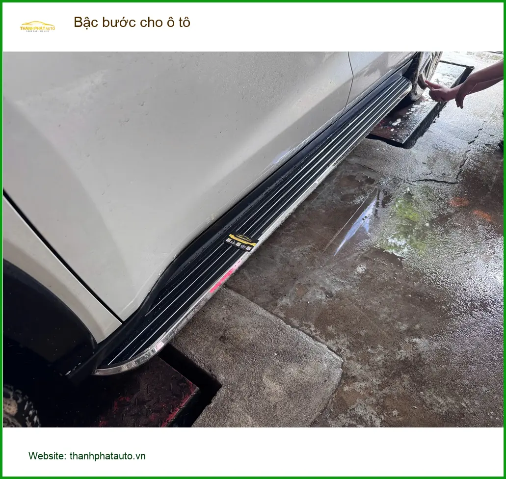 Anh Khải lắp bậc bước cho VinFast Lux SA tại Quận 3 để tiện lên xuống ảnh thực tế 4