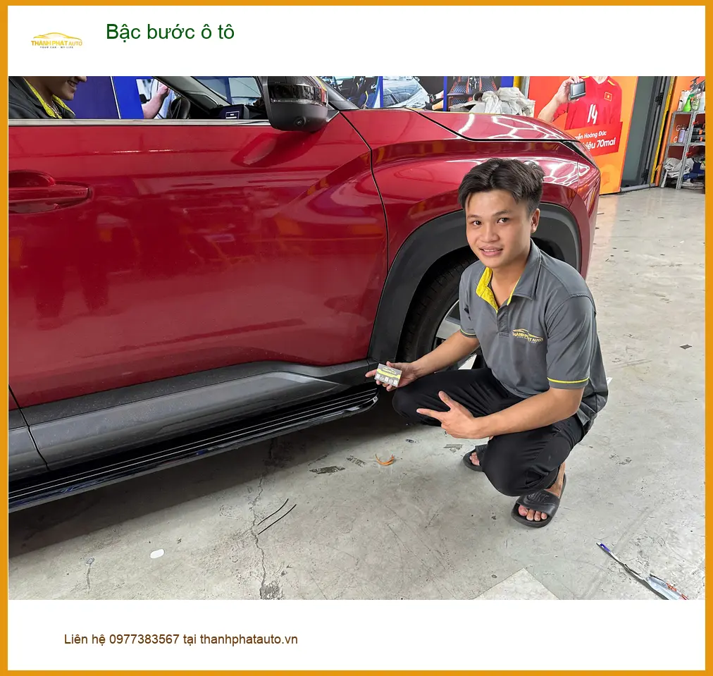 Chị Thảo lắp bậc bước ô tô cho Toyota Fortuner ở Quận 7
