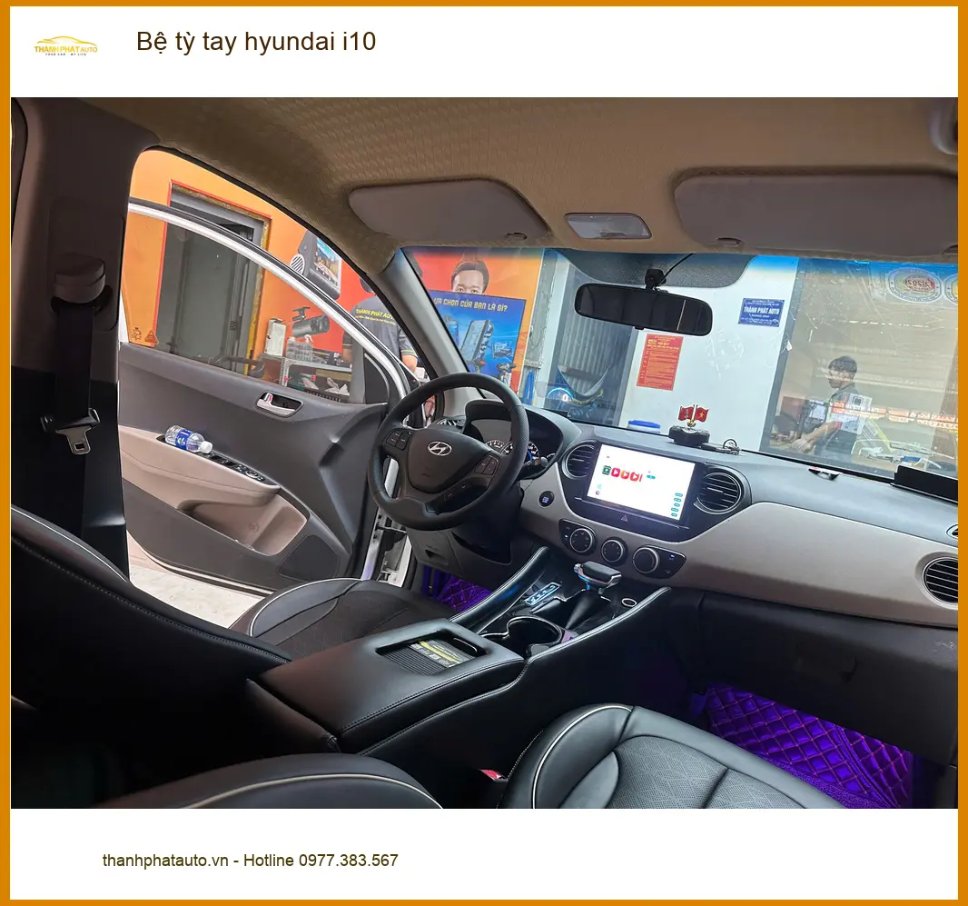 Chú Tùng lắp bệ tỳ tay Hyundai i10 tại Quận 6 để đỡ mỏi tay khi lái xe đường dài