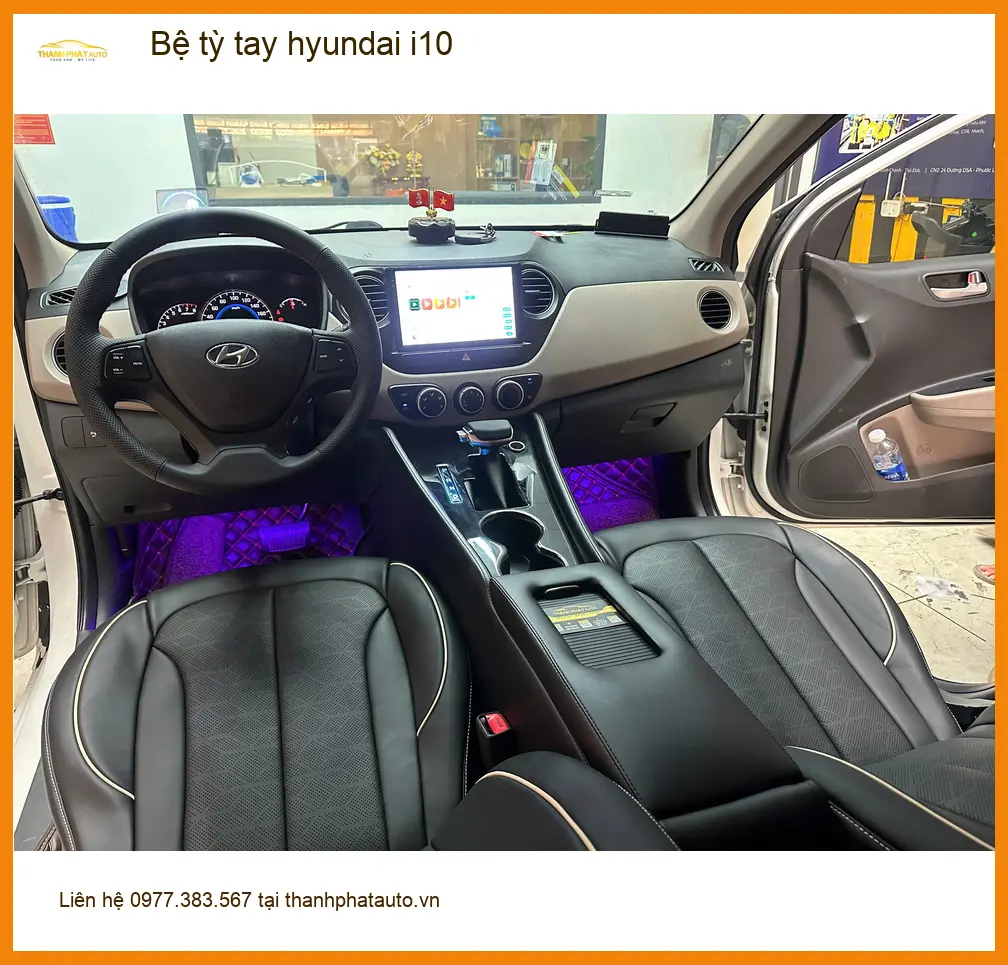 Chú Tùng lắp bệ tỳ tay Hyundai i10 tại Quận 6 để đỡ mỏi tay khi lái xe đường dài ảnh thực tế 4