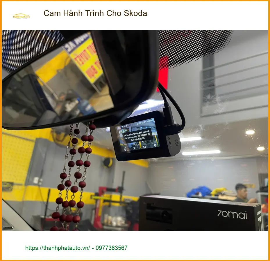 Chị Thanh lắp cam hành trình cho Skoda Kodiaq tại Quận 9 để ghi lại hành trình rõ nét