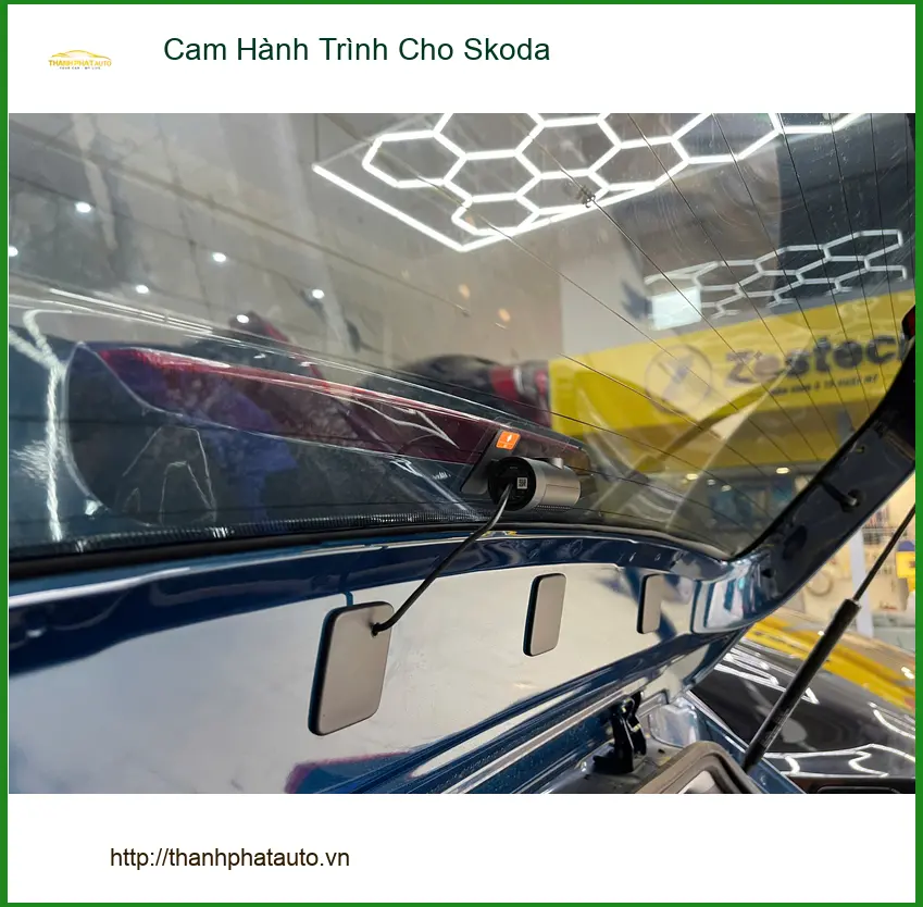 Chị Thanh lắp cam hành trình cho Skoda Kodiaq tại Quận 9 để ghi lại hành trình rõ nét ảnh thực tế 3