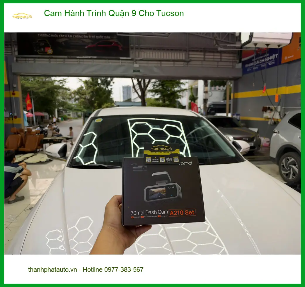 Anh Đức Huy lắp Cam Hành Trình cho Hyundai Tucson tại Quận 9 để an tâm khi di chuyển