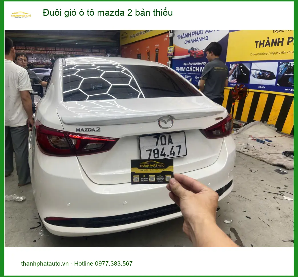 Anh Quang lắp đuôi gió ô tô Mazda 2 bản thiếu ở Quận 4 tăng vẻ thể thao