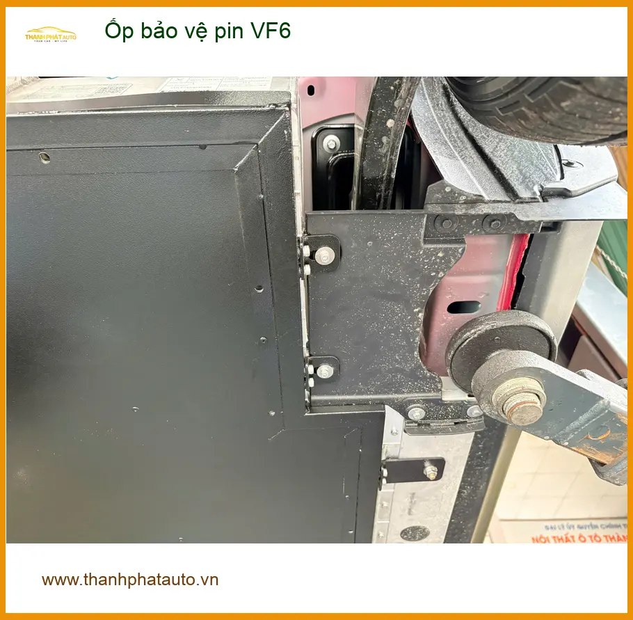 Anh Hưng gắn ốp bảo vệ pin VF6 tại Quận Bình Tân tránh va đập mạnh